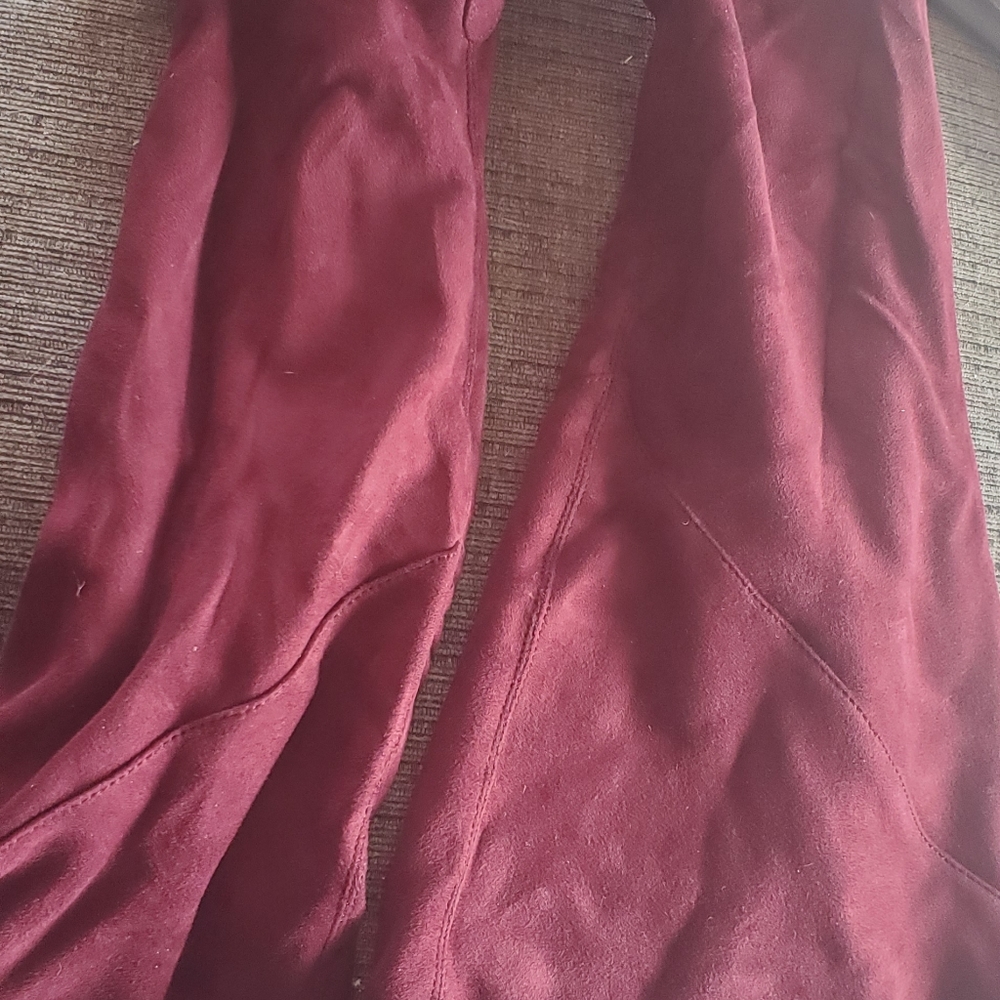 Womens plus size calf size 9 maroon kitten heel boots. stretch suede.